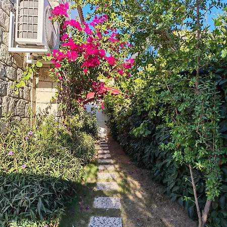 Villa Evalacati-Villa Palma-Warm&Cozy Alaçatı Home for Winter, Fireplace, Fiber Wi-Fi Çeşme